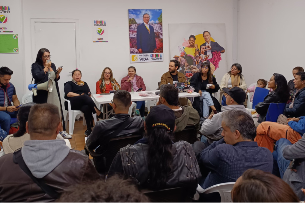 Los comités por el sí ya se desplegaron por los 32 departamentos. Esta imagen de referencia es de uno en Bogotá.
