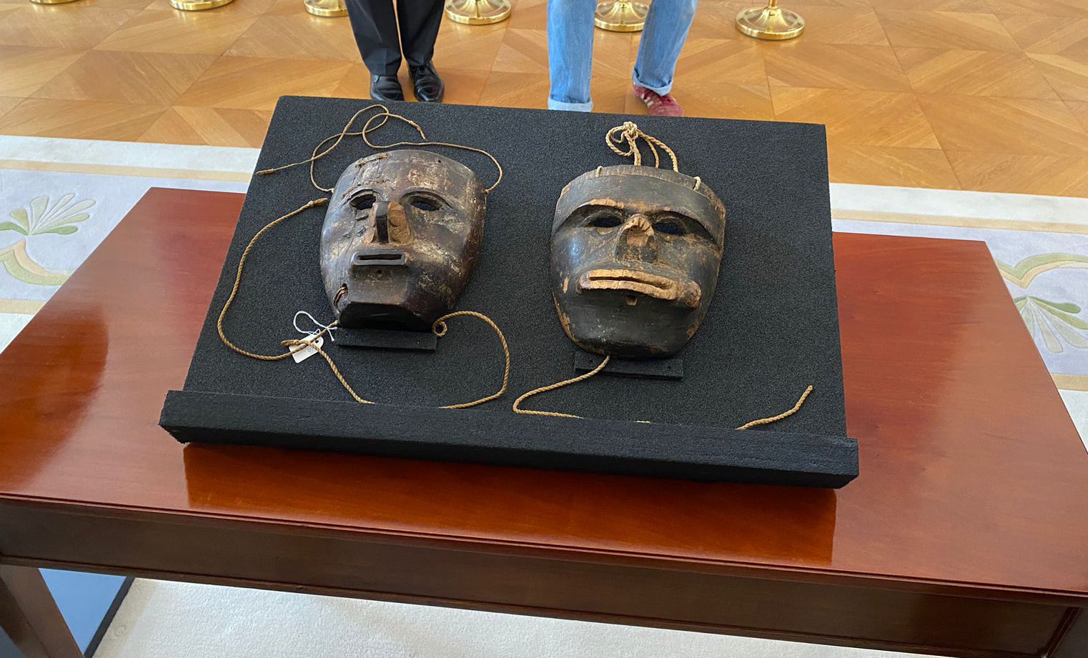 Petro recibe dos máscaras kogui devueltas por el gobierno alemán durante su visita