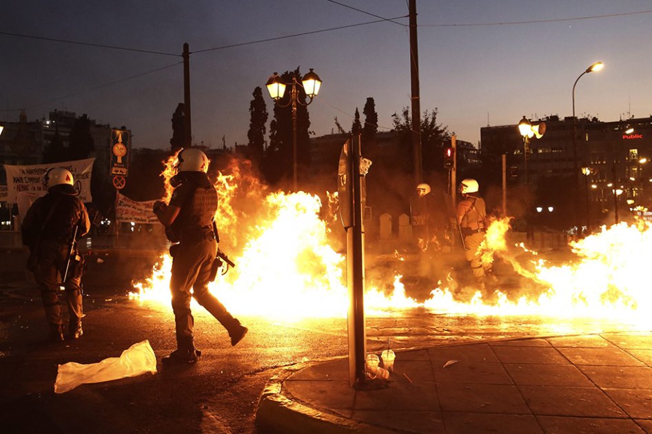 Incidentes entre policía y manifestantes en Atenas en protesta contra acuerdo