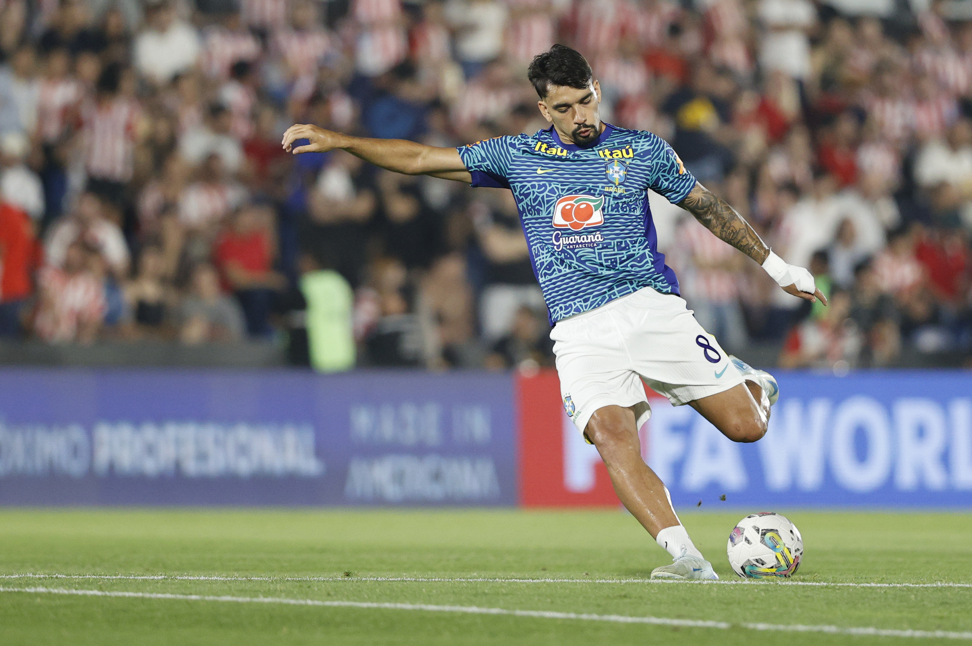 AMDEP6809. ASUNCIÓN (PARAGUAY), 10/09/2024.- Lucas Paquetá de Brasil calienta este martes, en un partido de las eliminatorias sudamericanas para el Mundial de 2026 entre Paraguay y Brasil en el estadio Defensores del Chaco en Asunción (Paraguay). EFE/ Juan Pablo Pino