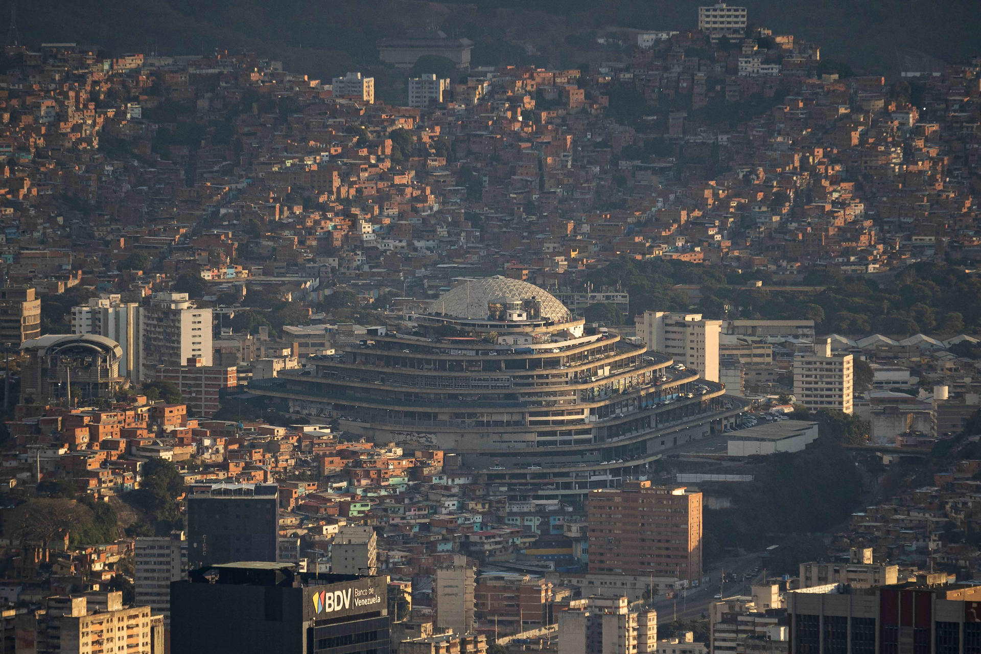 Ordenan cerrar El Helicoide, una temida cárcel de Venezuela donde han denunciado torturas