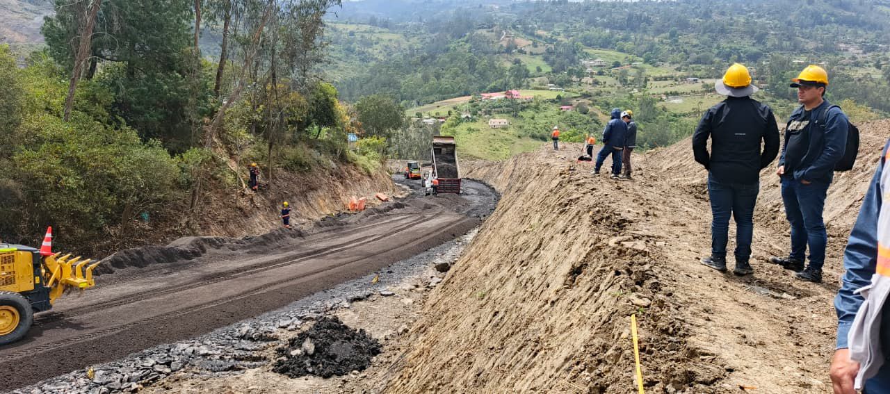 Obreros en la recuperación de la vía al Llano.