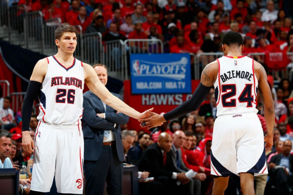 Kyle Korver (izquierda) remplaza a Kent Bazemore (derecha) en el partido en el que los Hawks vencieron a los Nets. Foto: AFP