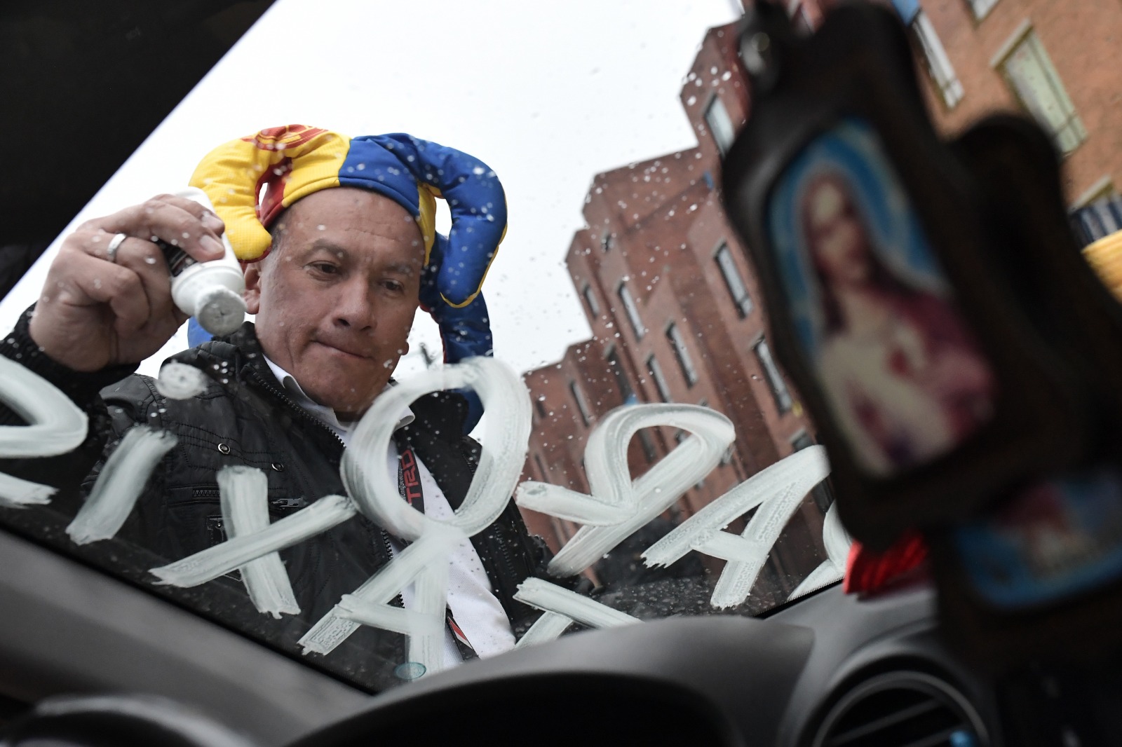 “Desafortunadamente no tenemos las garantías para salir a protestar, para mostrar nuestro inconformismo en contra de este gobierno. Vemos cómo en los distintos puntos de Bogotá no están inmovilizando los carros, los están rompiendo", señaló uno de los voceros.