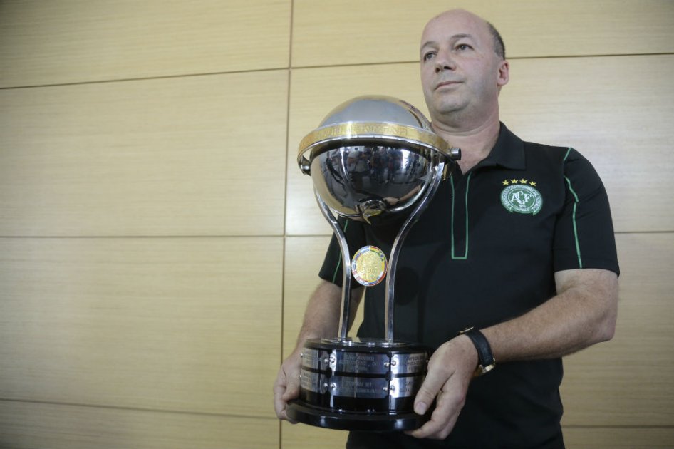 Marcelo Zolet recibió la réplica de la Copa Sudamericana. Foto: AFP