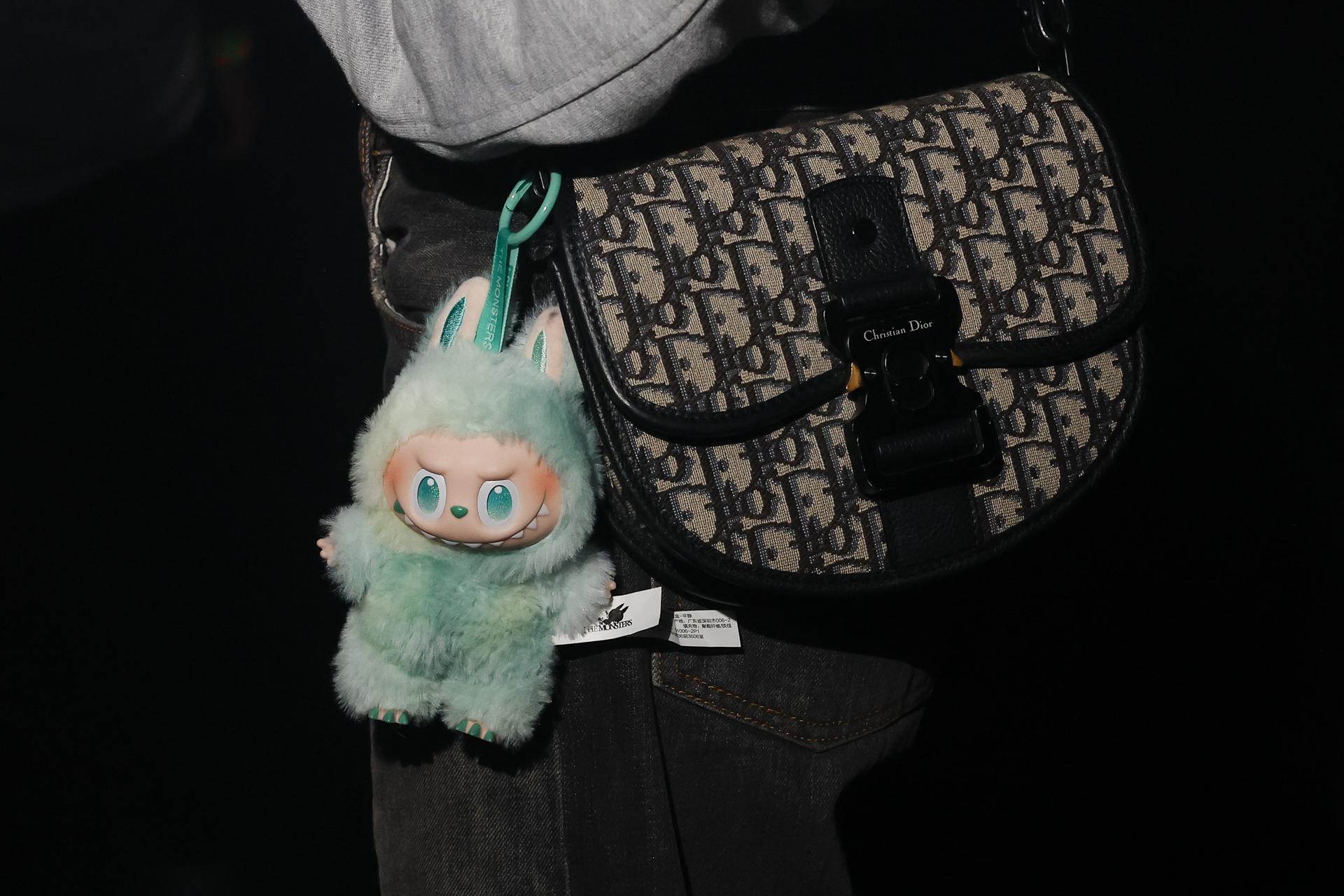 LOS ANGELES (USA), 30/08/2025.- A person has a Labubu doll attached to a bag while attending a Labubu-themed rave at Catch One nightclub in Los Angeles, California, USA, 30 August 2025. EFE/EPA/CAROLINE BREHMAN
