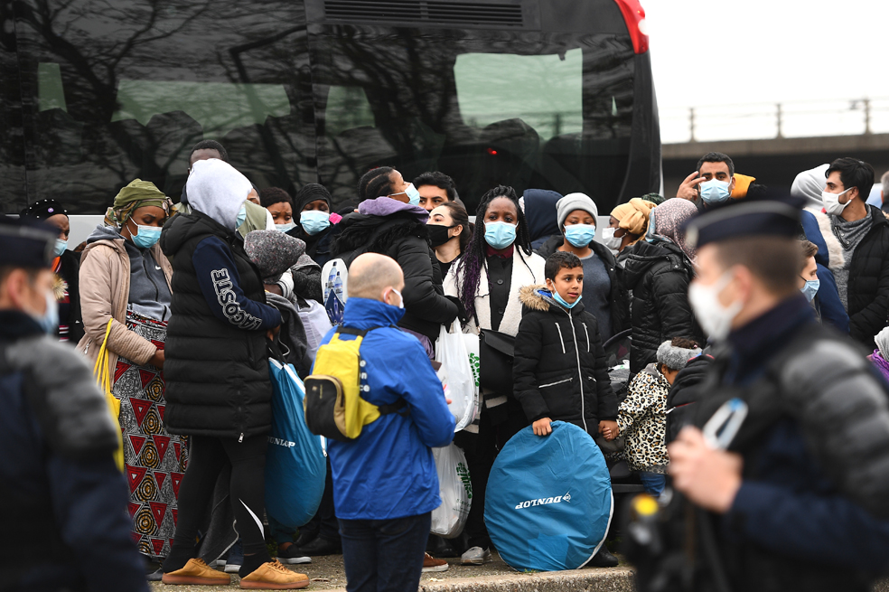 Más de 2.400 refugiados evacuados en un nuevo desalojo de campamento de migrantes en París