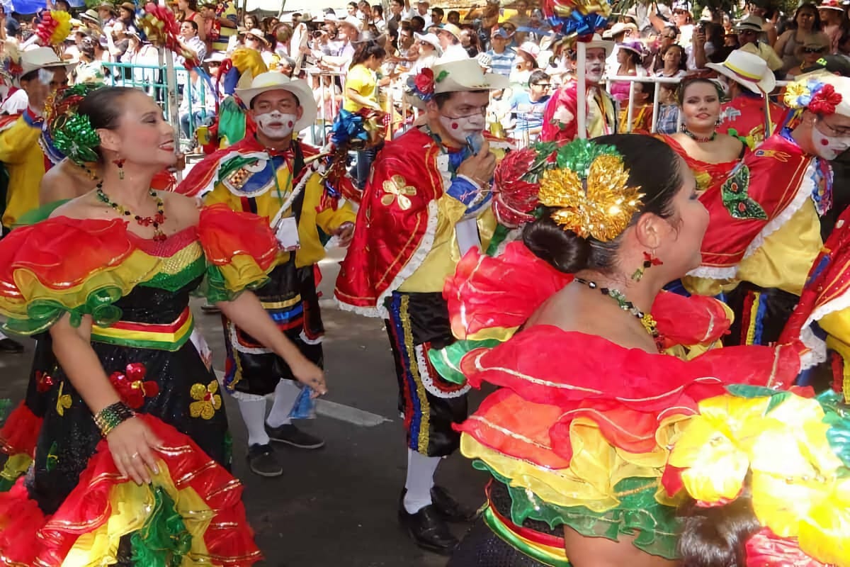 El Día de San Pedro y San Pablo en Colombia es una celebración multicolor que combina la devoción religiosa con la alegría popular