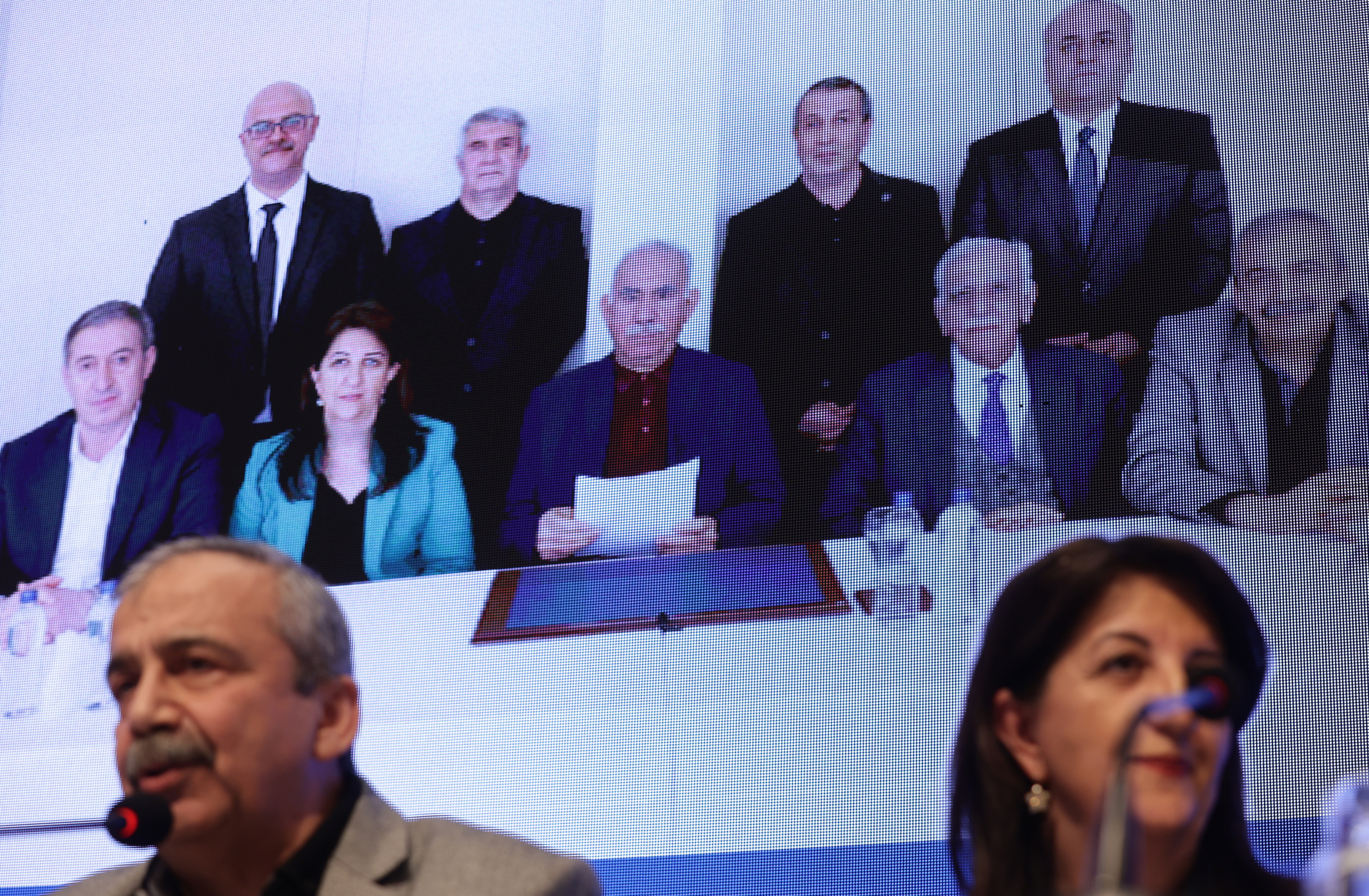 Líder del PKK pide dejar las armas y disolver el grupo tras diálogos con Erdogan