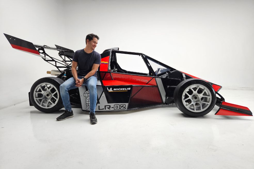 Julián Leal junto al prototipo LR-02 que diseñó.