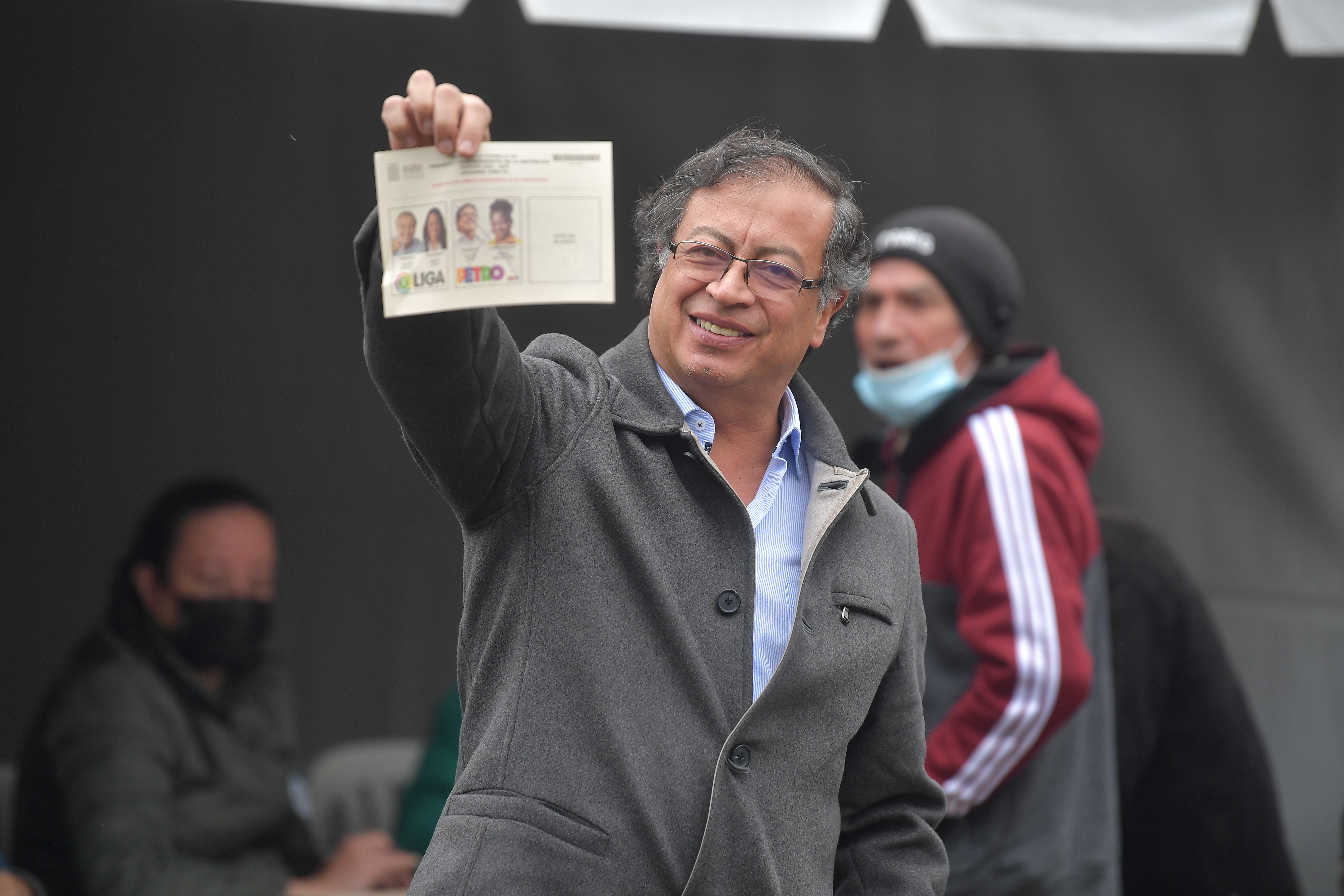 “Nunca he sacado ni un millón de votos en esas regiones”: Petro le responde a su hermano