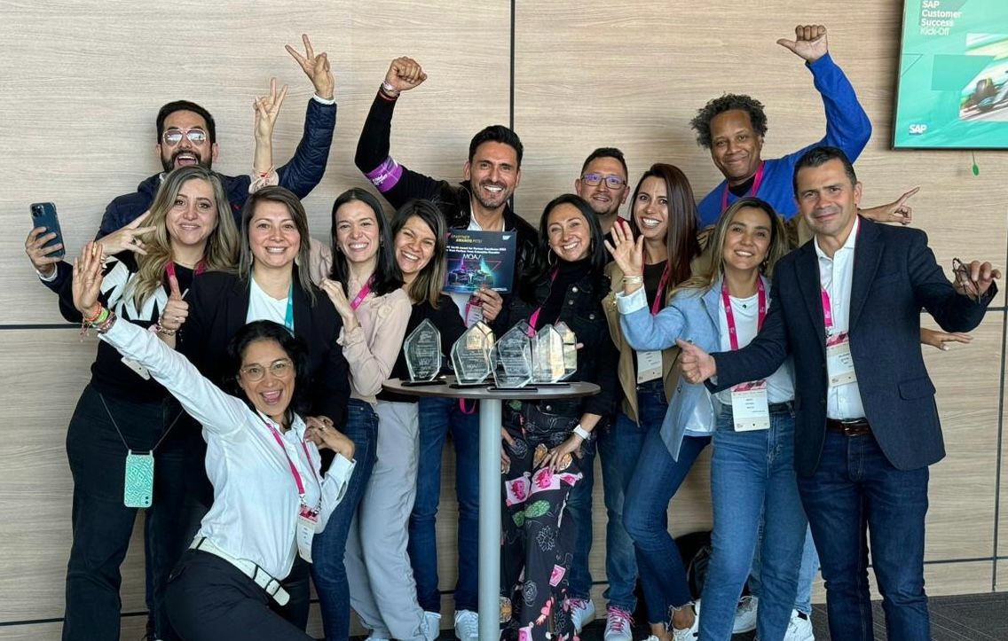 Equipo de MQA celebrando los galardones