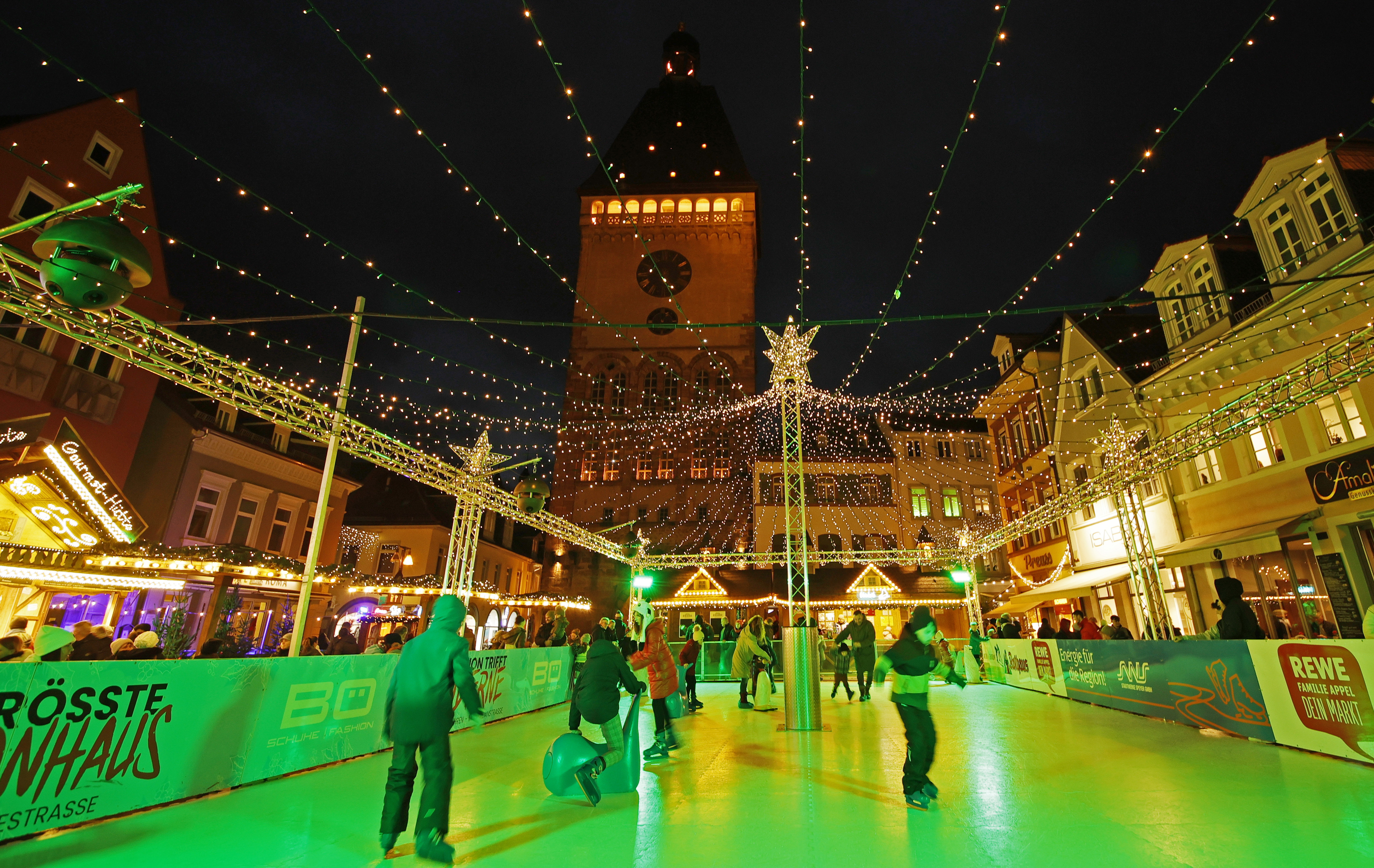 Speyer (Germany), 22/12/2023.- People skate on an ice rink as they visit the Christmas market in Speyer, Germany, 22 December 2023. The Christmas market in Speyer runs from 27 November 2023 to 07 January 2024. (Alemania) EFE/EPA/RONALD WITTEK