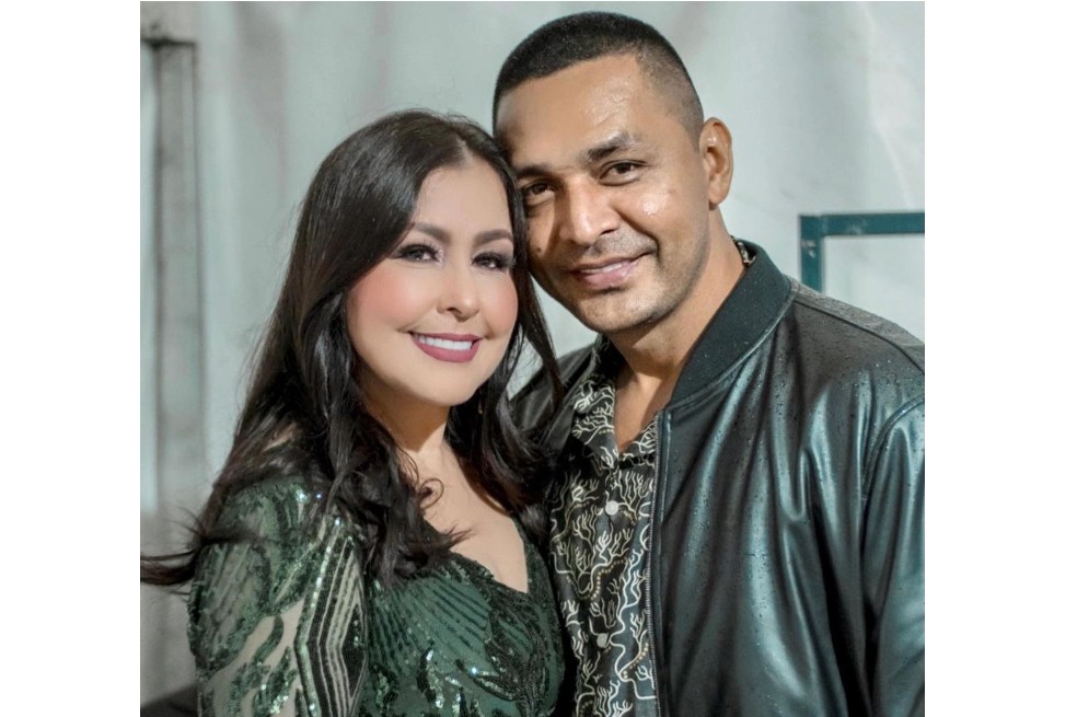 Wilfredo Hurtado no solo es el esposo de Arelys Henao, también es su mánager y, desde que se conocieron, la ha apoyado en su sueño musical. Por supuesto, viaja con ella a todas sus giras y compromisos laborales dentro y fuera del país