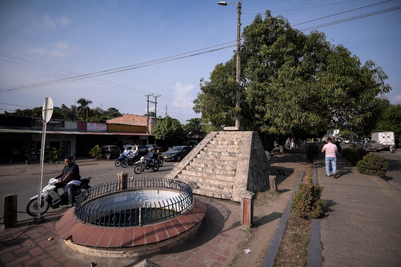 Pablo Guarín fue un congresista liberal que ayudó a fundar las Autodefensas del Magdalena Medio. Las Farc reivindicaron en 2021 su asesinato. Estos son los restos de un monumento donde estuvo su estatua en Puerto Boyacá.