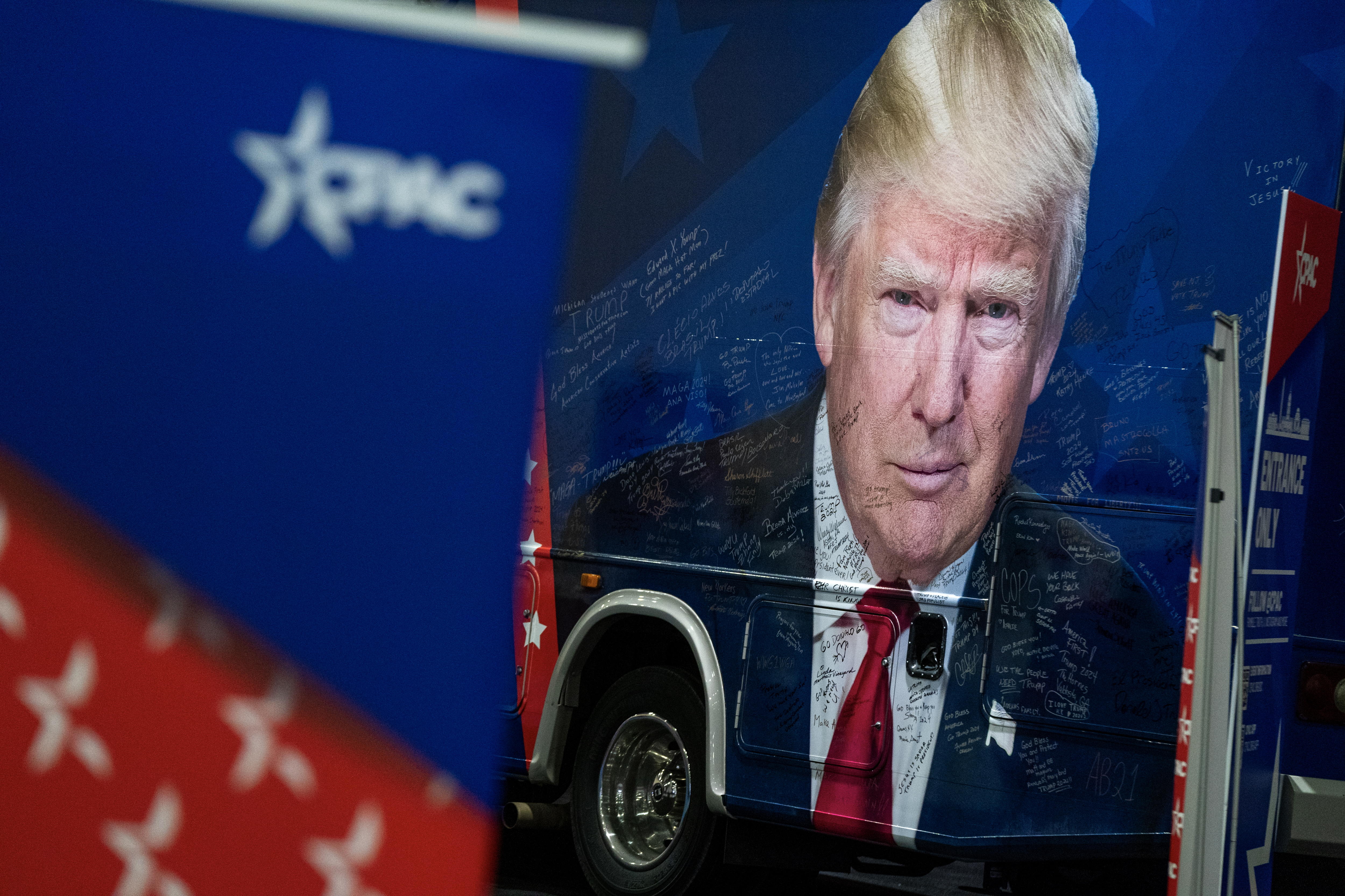 National Harbor (United States), 22/02/2024.- Former president Donald Trump on the MAGABUSTOUR.COM bus during the Conservative Political Action Conference (CPAC) 2024 at National Harbor, Maryland, USA, 22 February 2024. The Conservative Political Action Conference is an annual political conference attended by conservative activists and elected officials from across the United States and beyond. (Estados Unidos) EFE/EPA/SHAWN THEW