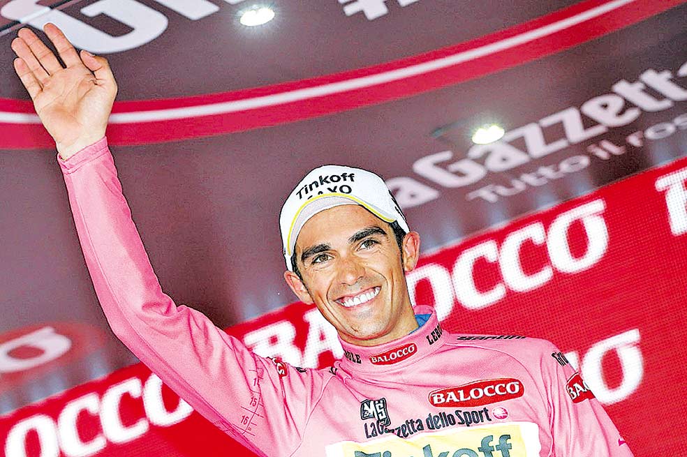 Contador llega líder al descanso