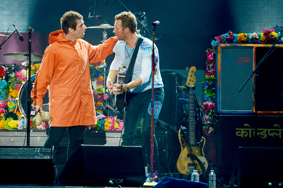 Liam Gallagher y Chris Martin (de Coldplay) en el concierto 'One Love Manchester'. / AFP