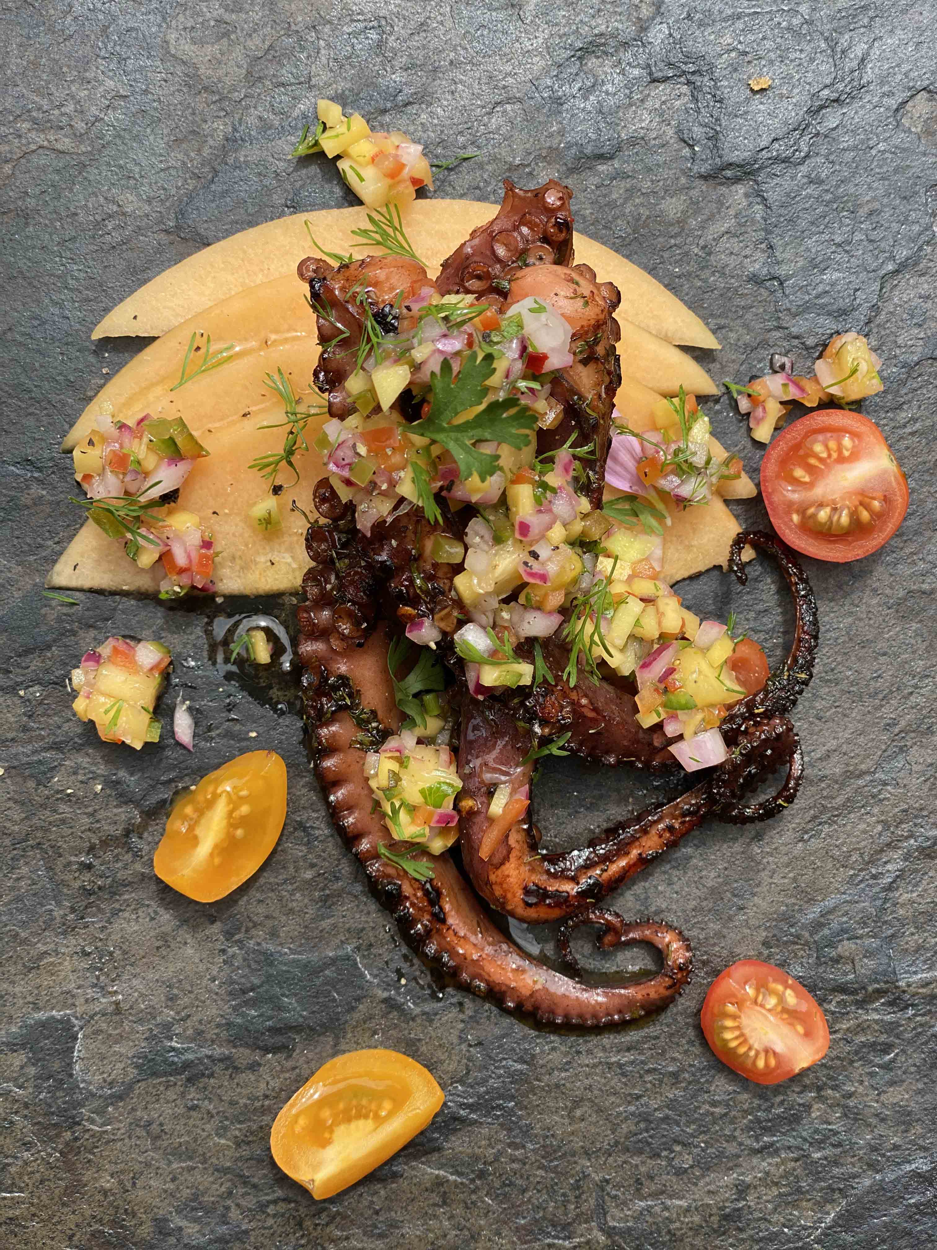 Pulpo asado con picadillo fresco. Receta del chef Leonardo Morán.