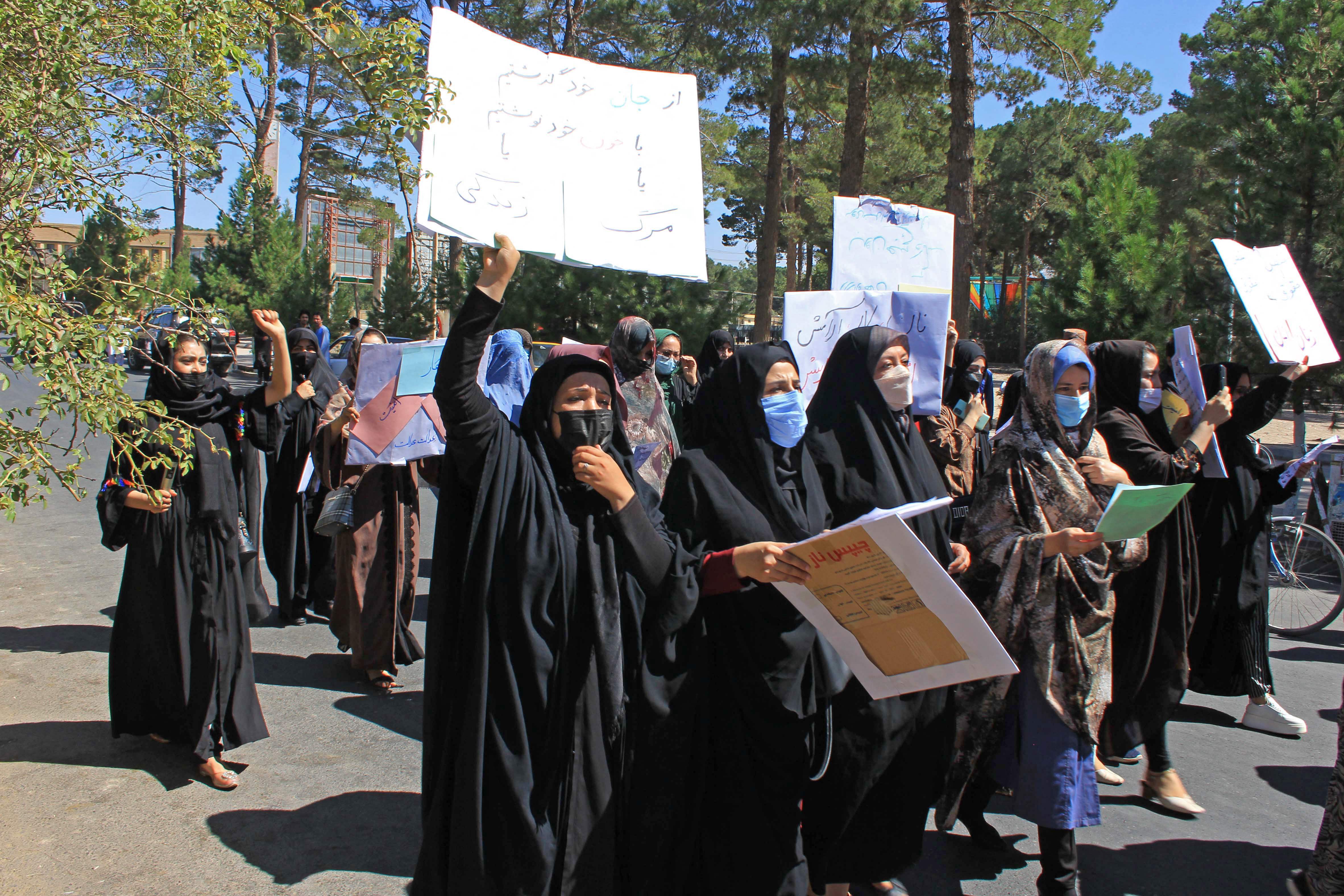 El 2 de septiembre, un grupo de mujeres salió a protestar por las calles de Herat, una ciudad al oeste de Afganistán.