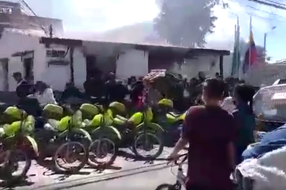 Diego Cancino, concejal de Bogotá, denuncia que Policías habrían dejado que 20 jóvenes se quemaran en el CAI de San Mateo.