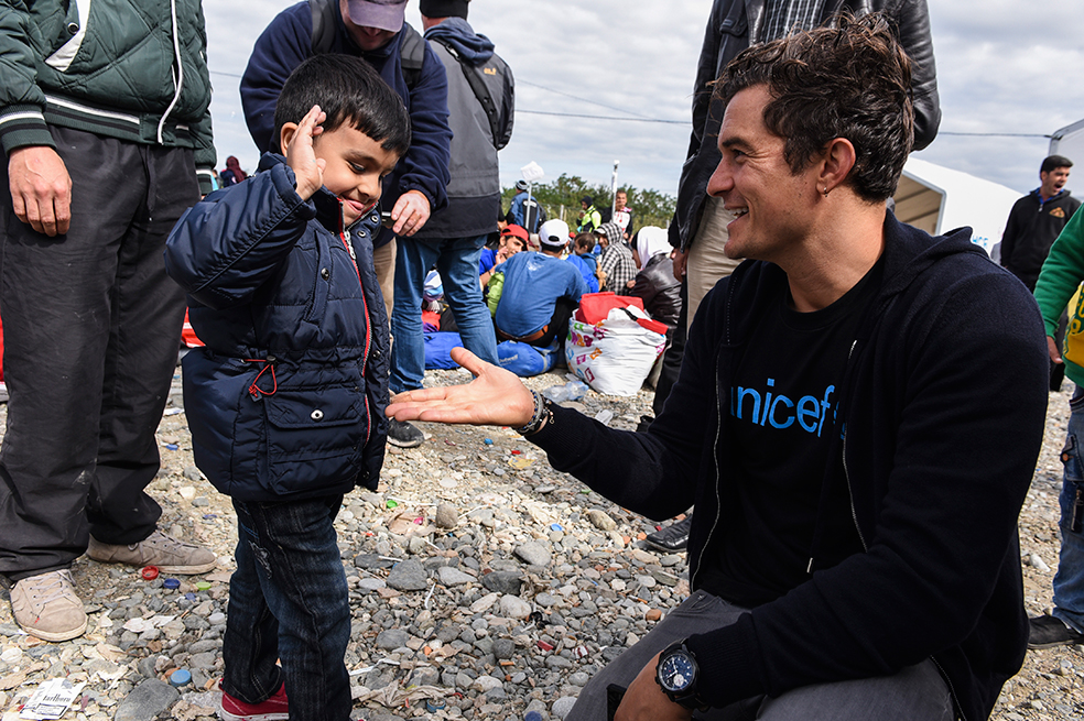 Orlando Bloom visita a niños sirios refugiados en frontera greco-macedonia