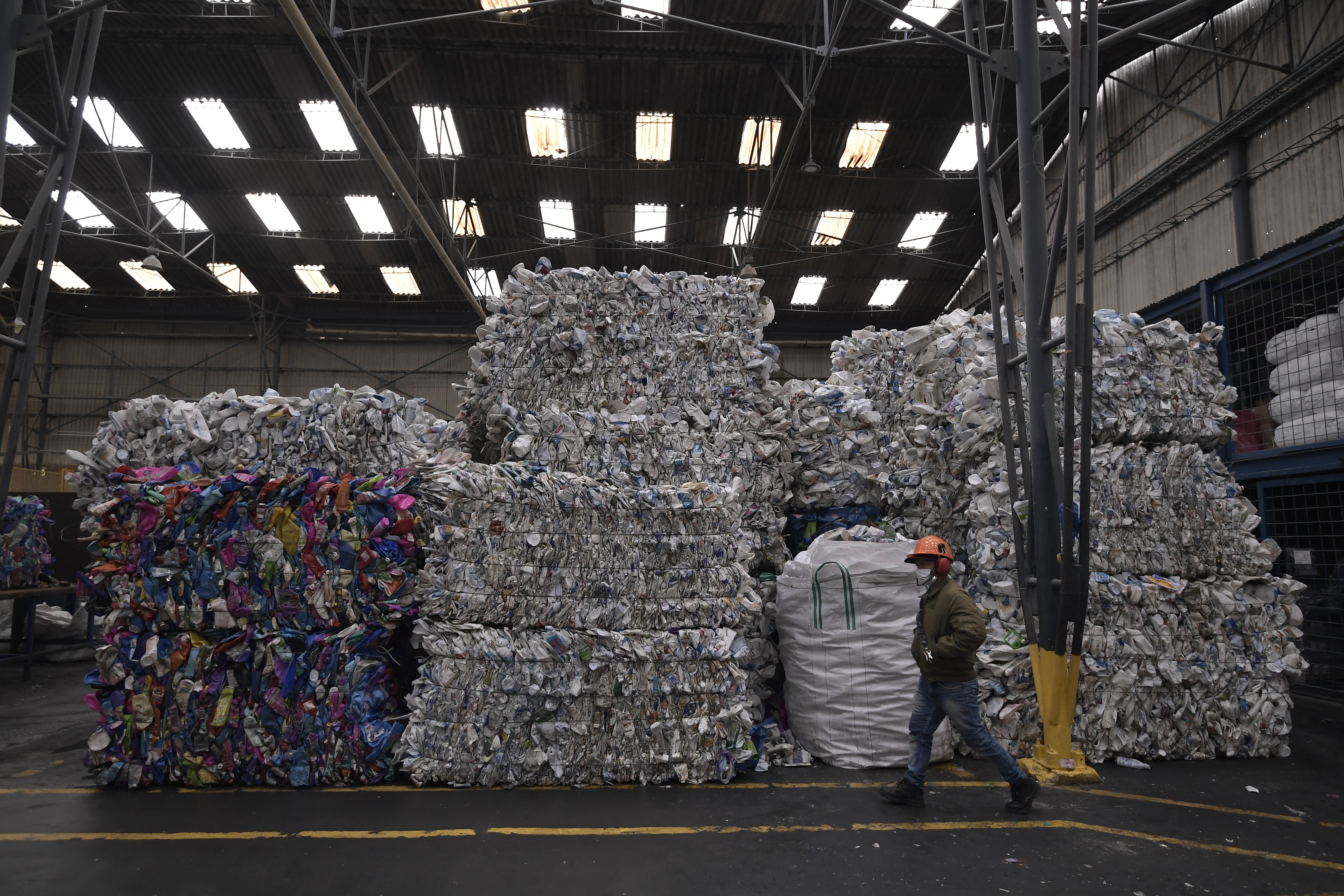 Gracias al trabajo de 2000 familias de recicladores y 160 hombres y mujeres que transforman plástico PET en empaques para alimentos, dos empresas bogotanas buscan aportar a la sostenibilidad del país.