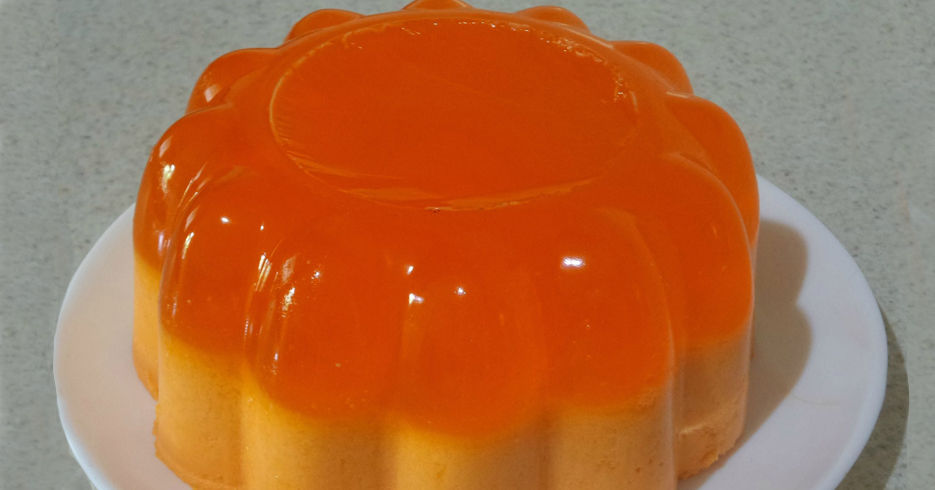 Gelatina de naranja con crema chantilly