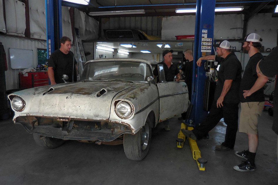 Extrabajadores de «Dúo mecánico» estrenan programa «Misfit garage»
