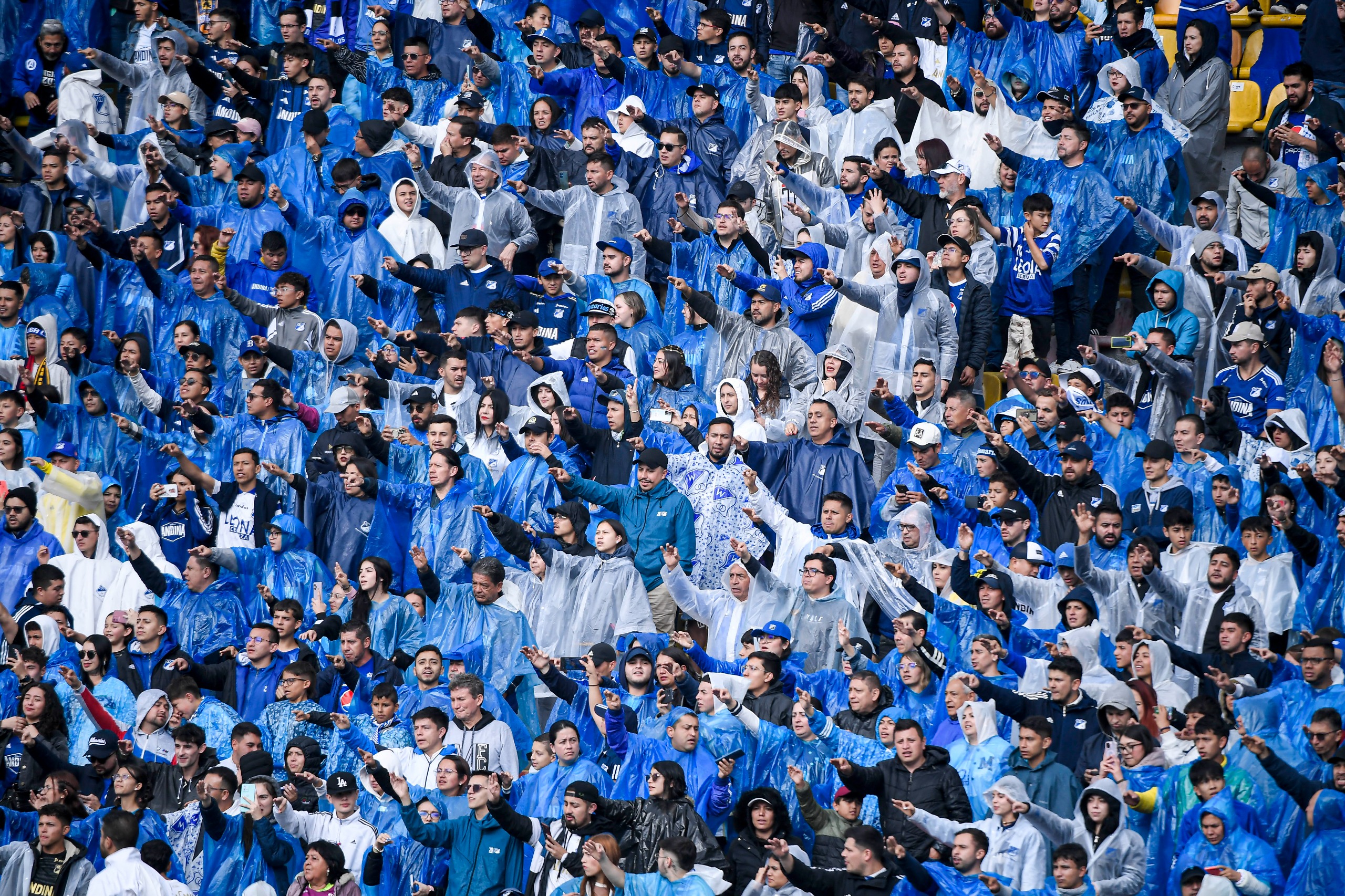 A pesar de la lluvia en Bogotá, los hinchas de Millonarios acompañaron a su equipo en El Campín.
