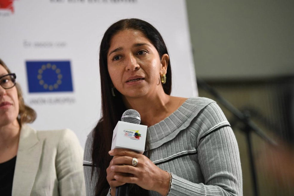 Es la representante de la Asociación de productores de cacao de la vereda La Florida (Asoprocaf), ubicada en el municipio de Orito (Putumayo). La constituyeron en 2003, a raíz de la arremetida del gobierno contra las matas de coca, especialmente, a través de la aspersión aérea que les estaba causando afectaciones en el ambiente y la salud. Fueron cuatro familias las de la iniciativa de reemplazar el cultivo de uso ilícito por cacao, pero, un día, llegó una delegación de Naciones Unidas para desarrollar una iniciativa agraria. La condición: que la vereda estuviera libre de coca. Semanas más tarde, convocaron a una minga con la que iniciaron la sustitución de los cultivos que les daba la comida, pero que amenazaba sus vidas desde el lado legal e ilegal. Tienen dificultades, como la mayoría de los campesinos de Colombia (en la comercialización justa de sus productos y la tecnificación de sus tierras), pero no quieren volver al pasado. Según Ana Lucía, las mujeres de dicha asociación no cuentan con tierra suficiente para sembrar el cacao y dice que necesitan apoyo del Gobierno para terminar la investigación que busca detectar una variedad que se adapte a la zona y que sirva para la producción de chocolatería fina.