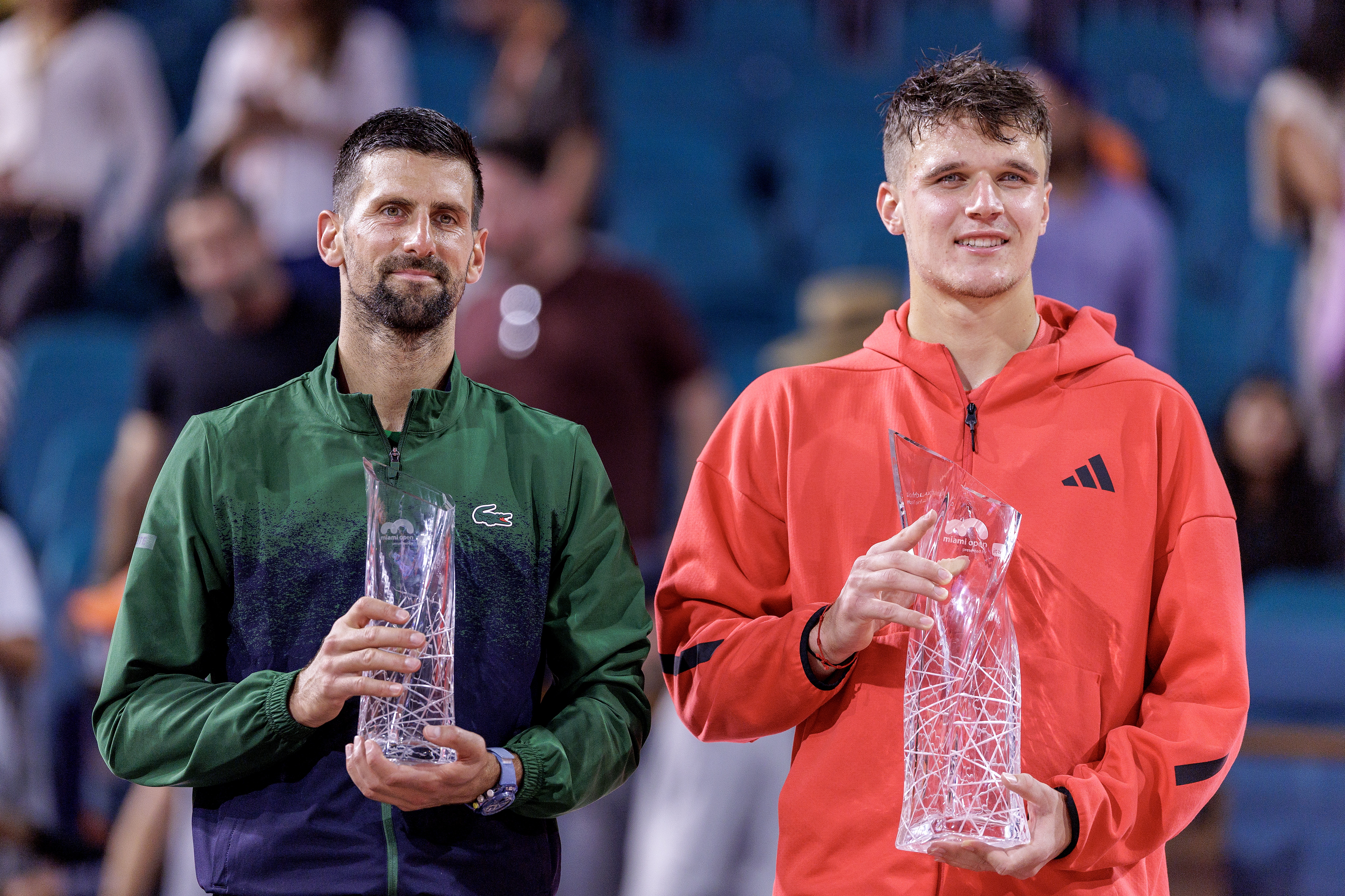 Novak Djokovic estuvo cerca de su título 100, pero Jakub Mensik lo impidió