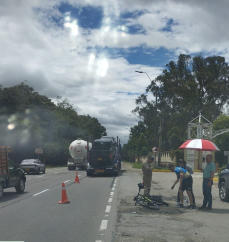 Movilidad: tránsito lento en la Autonorte tras accidente entre camión y ciclista