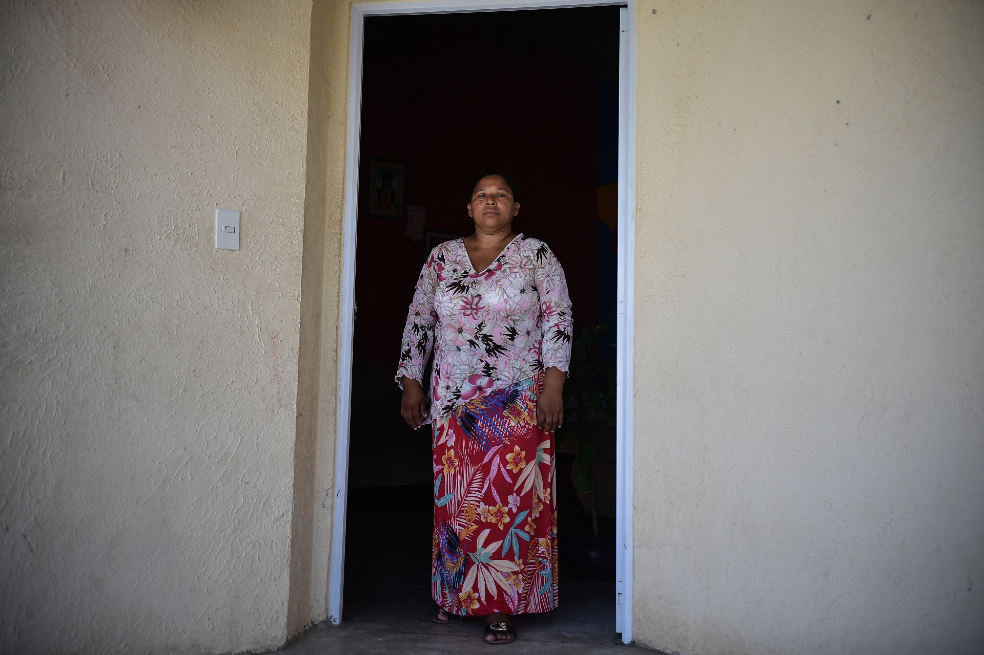Una foto de Marisol en la puerta de su casa.