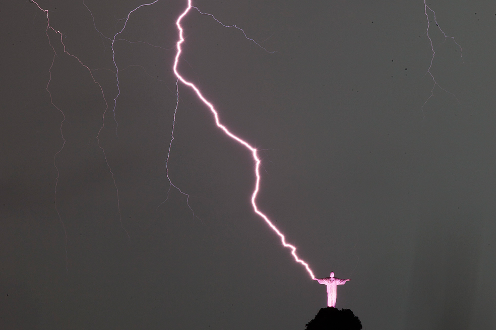 Rayo alcanza al Cristo Redentor de Río y daña un dedo de su mano derecha