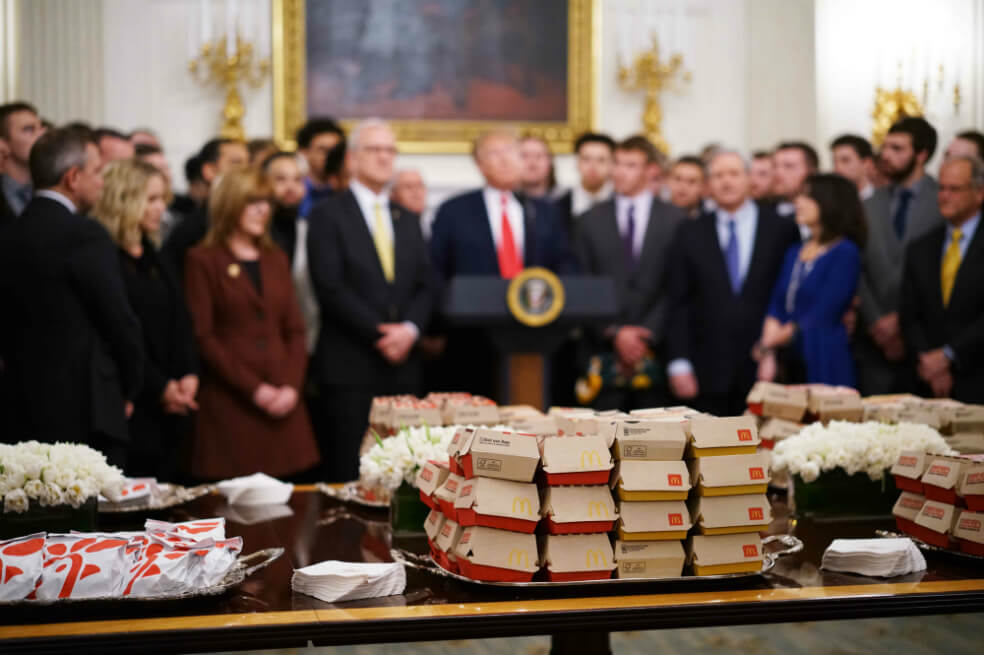 Trump vuelve a servir comida rápida a atletas en la Casa Blanca