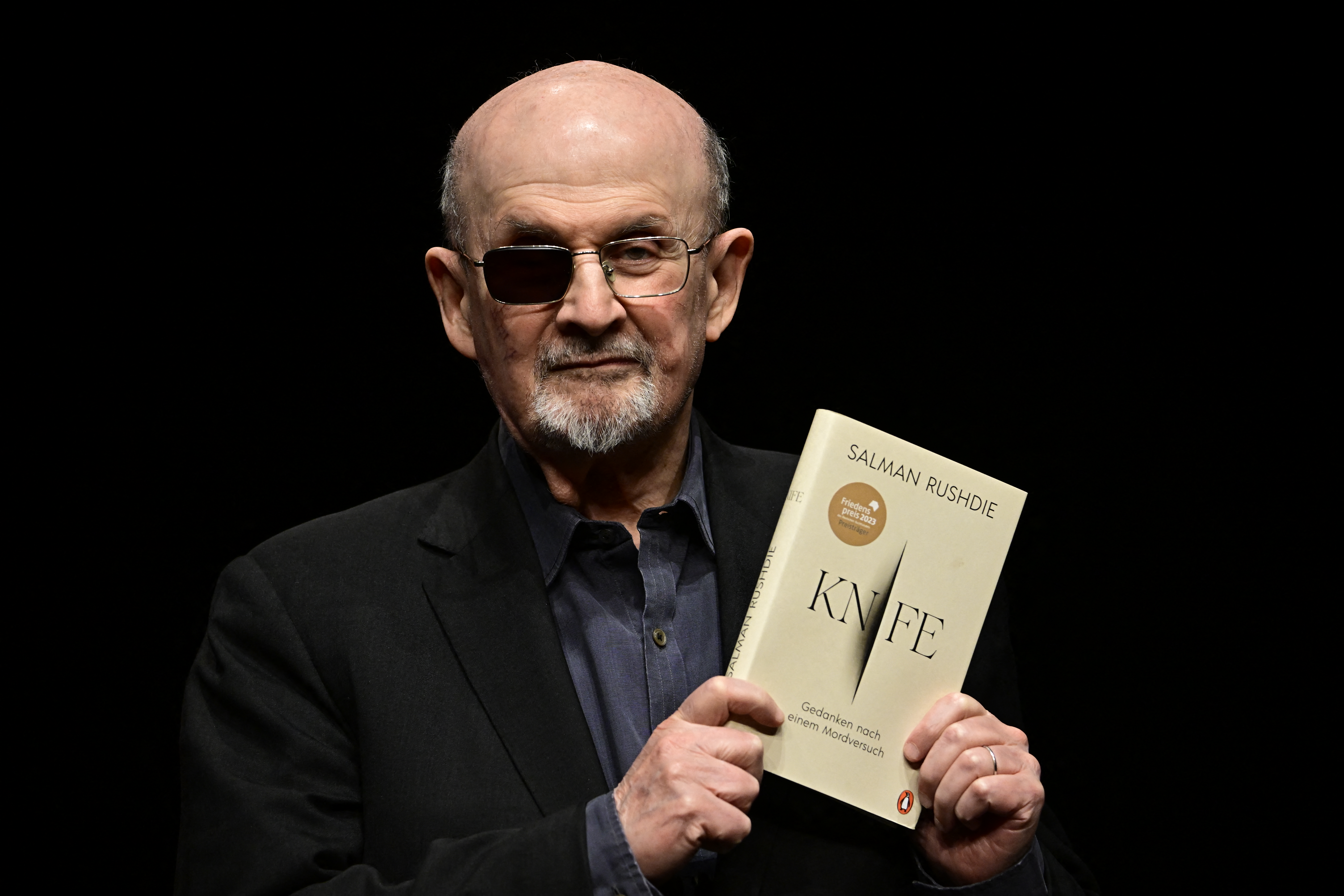 Rushdie comparece en juicio contra su atacante casi 36 años después de la “fetua”