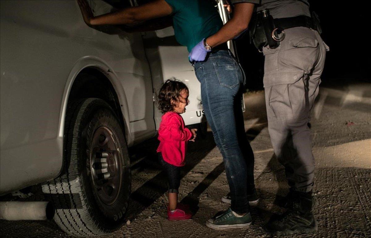 Yana, de Honduras, llora mientras su madre, Sanda Sánchez, es registrada por un agente fronterizo en McAllen, Texas, Estados Unidos. - JOHN MOORE (GETTY IMAGES)Jhon Moore- Getty ImagesOtra de las imágenes candidatas a fotografía del año fue tomada por Chris McGrath en la embajada de Arabia Saudí en Estambul, días después del asesinato del periodista Jamal Khashoggi, y retrata a un funcionario cerrando las puertas de una valla a un tumulto de fotógrafos y cámaras de televisión.
