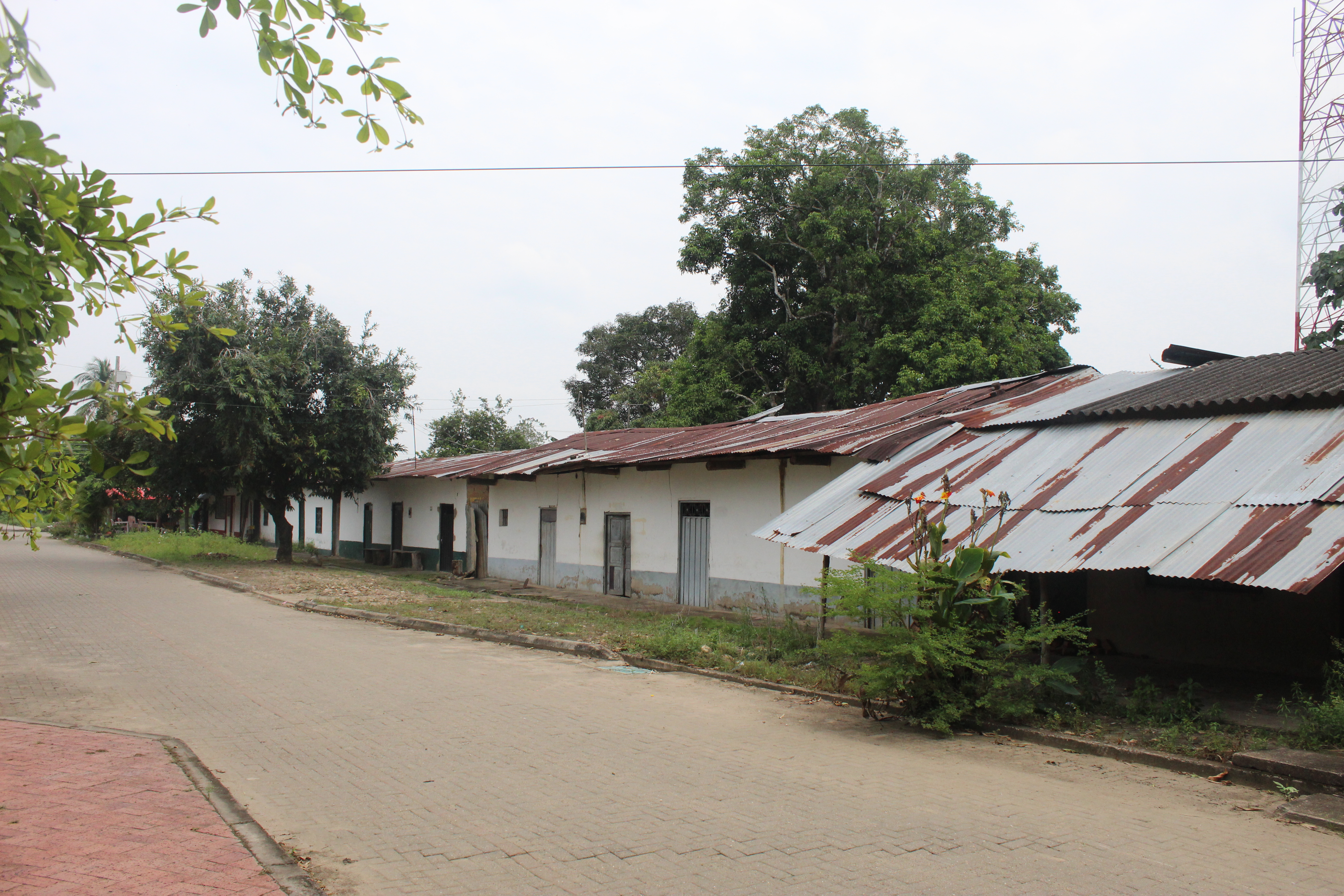 Antiguas casas en San Luis de Palenque, Casanare construidas con barro y puertas de metal; instaladas a partir de la presencia en el pueblo de grupos armados al margen de la ley.