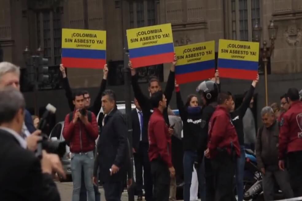 Los manifestantes no pasaron el cordón de seguridad de la Plaza San Martín (Buenos Aires) / Greenpeace.