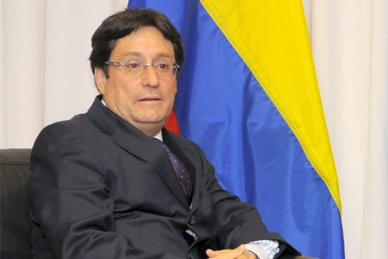 Francisco Santos suspende campaña por problemas de salud
