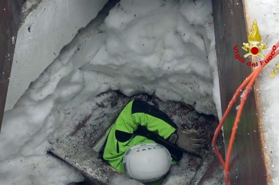 Ascienden a 24 los fallecidos en hotel sepultado por avalancha de nieve en Italia
