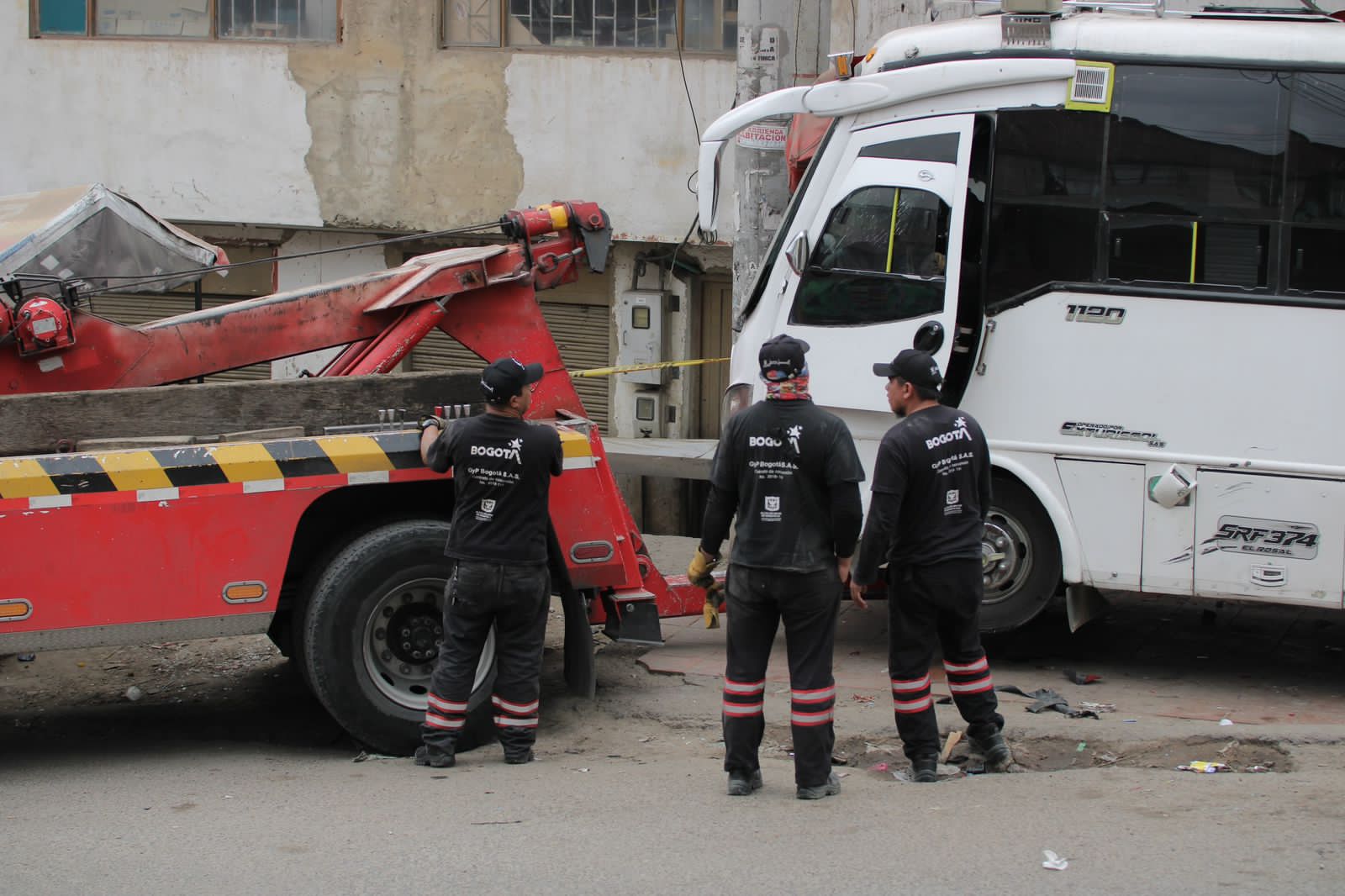 Mujer auxiliar de Policía y su padre, las víctimas fatales de accidente en Bogotá