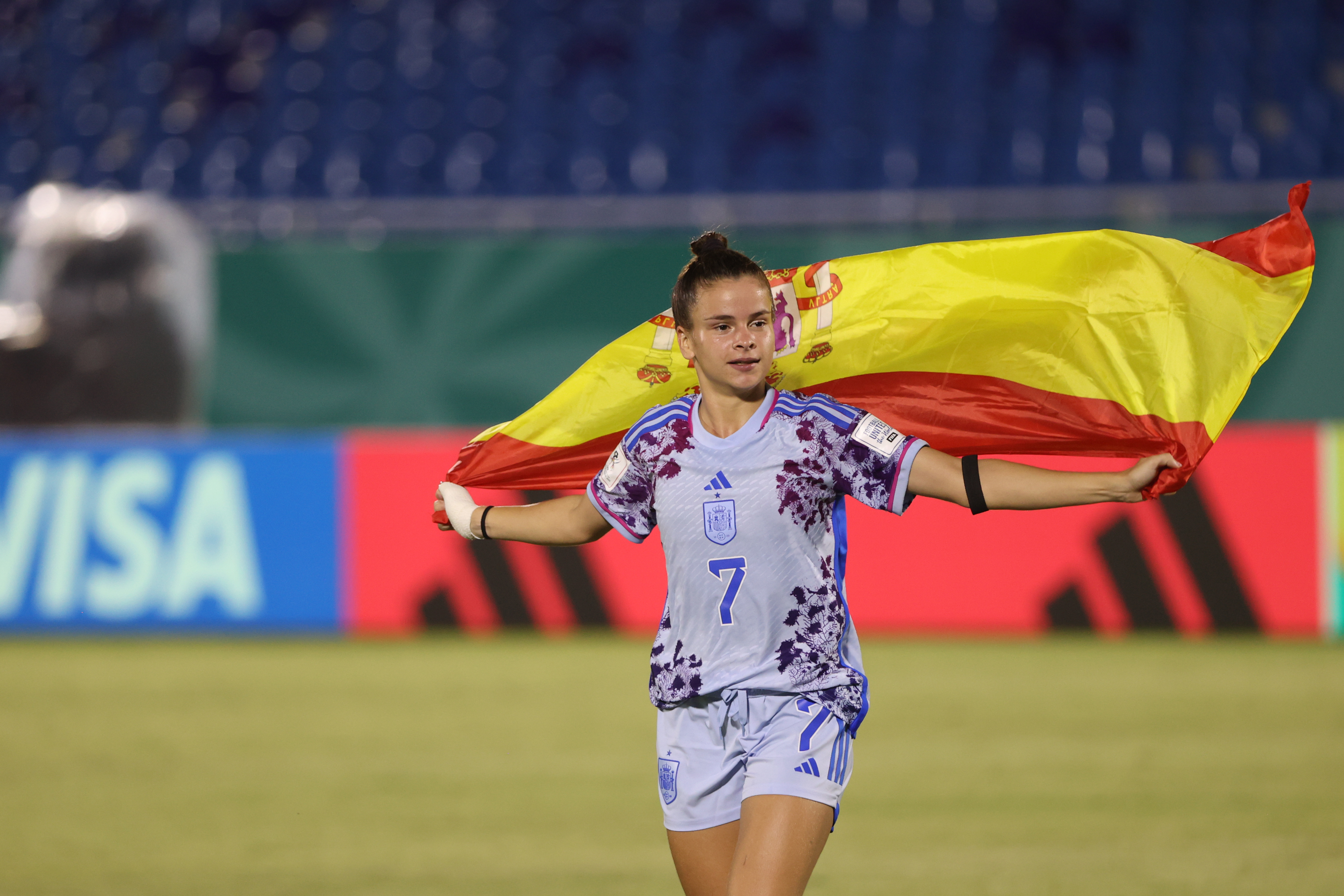 EVE5439. SANTO DOMINGO (REPÚBLICA DOMINICANA), 31/10/2024.- Noa Ortega de España celebra este jueves, en un partido por la semifinal de la Copa Mundial Femenina sub-17 entre las selecciones de España Inglaterra, en el estadio Olímpico Félix Sánchez en Santo Domingo (República Dominicana). EFE/ Orlando Barría