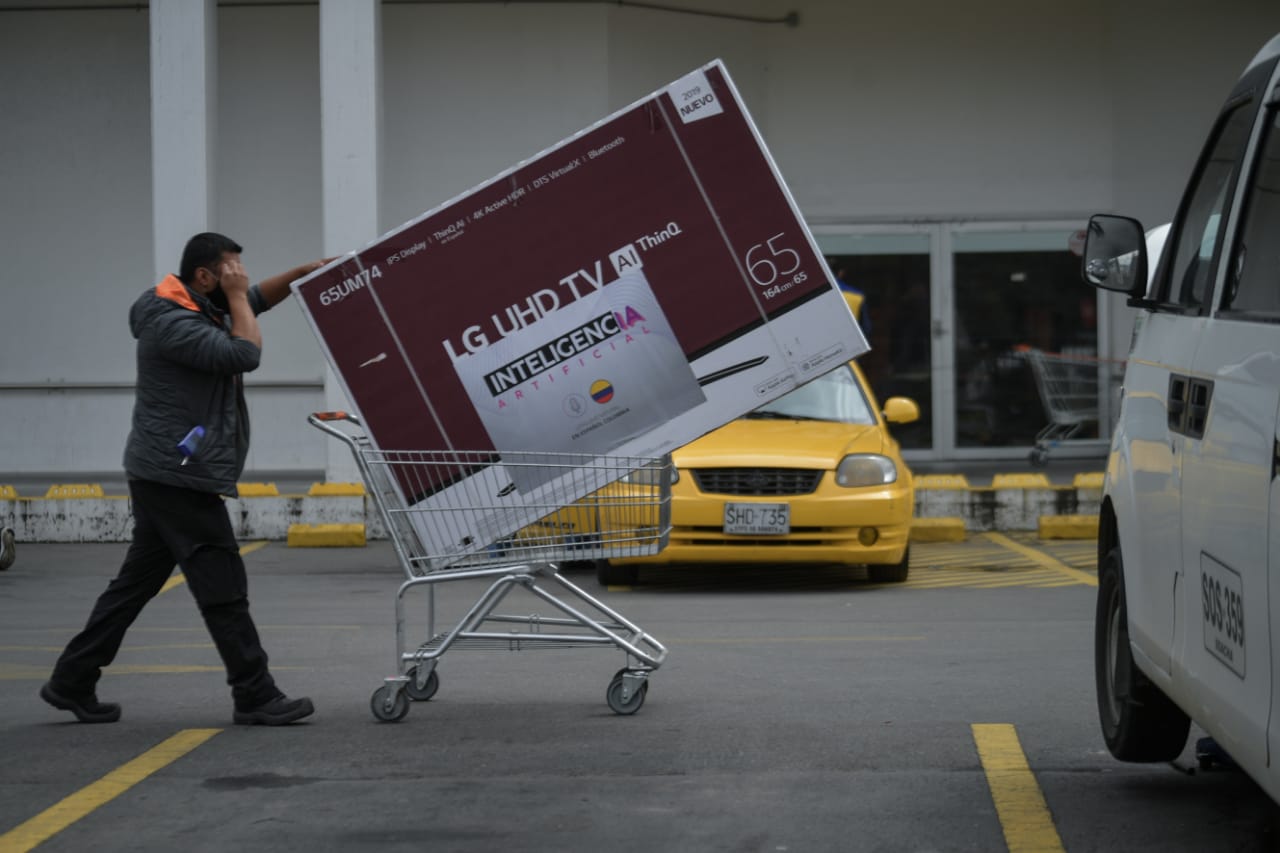 El consumo de los hogares creció en agosto: así gastan los colombianos su dinero