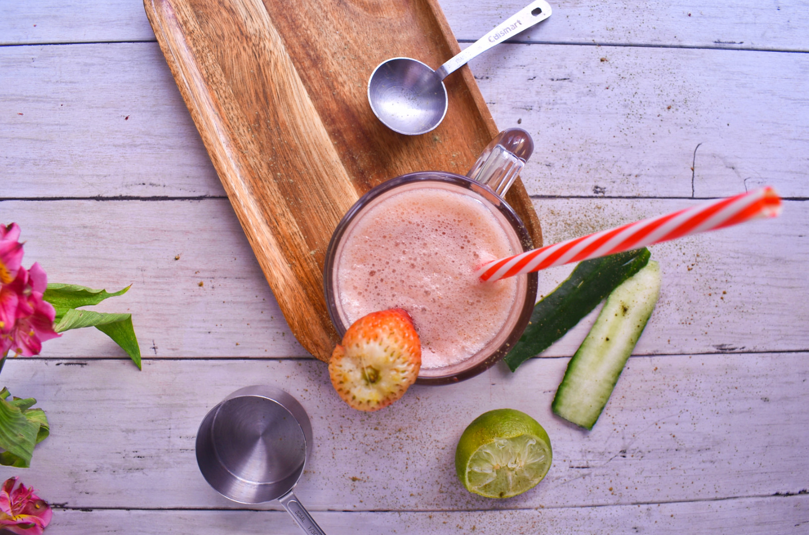 Receta saludable: jugo verde de fresa, pepino y matcha