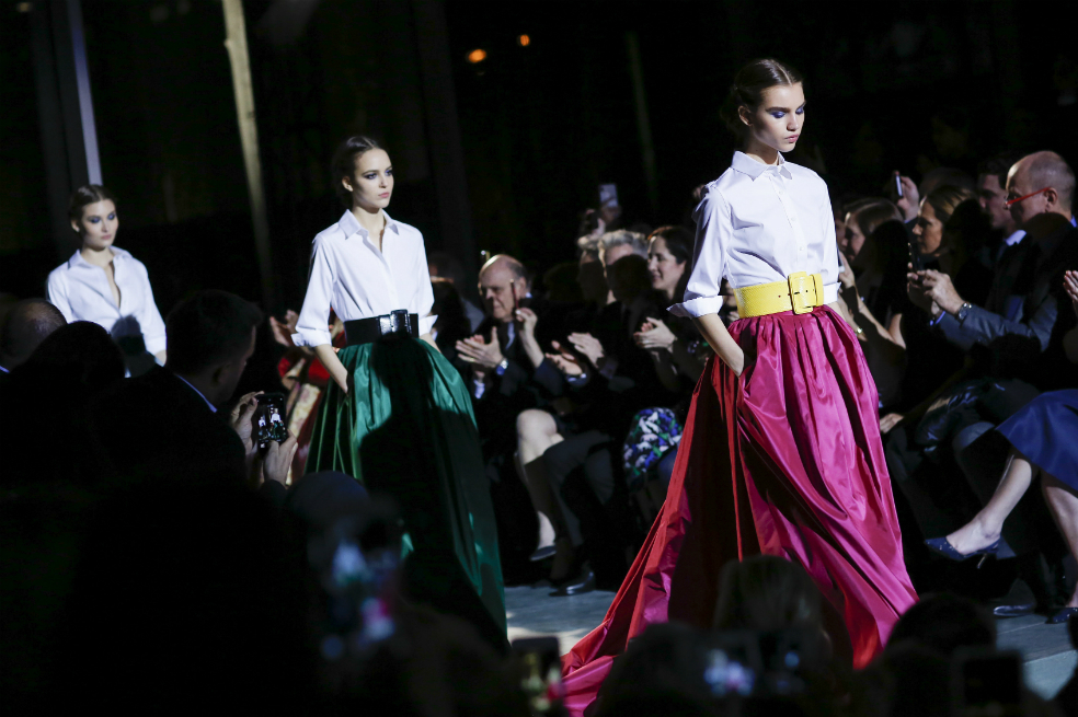 Carolina Herrera deslumbró en desfile de despedida en Semana de Moda de Nueva York