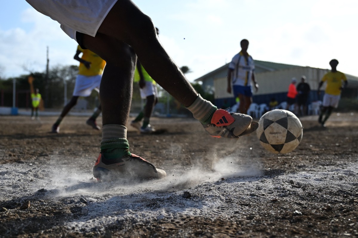 TOPSHOT - Football players take part in a training session of the Bicentini Foundation football school in the Fuik neighborhood, east of Willemstad, in the Dutch Caribbean, on April 11, 2026.