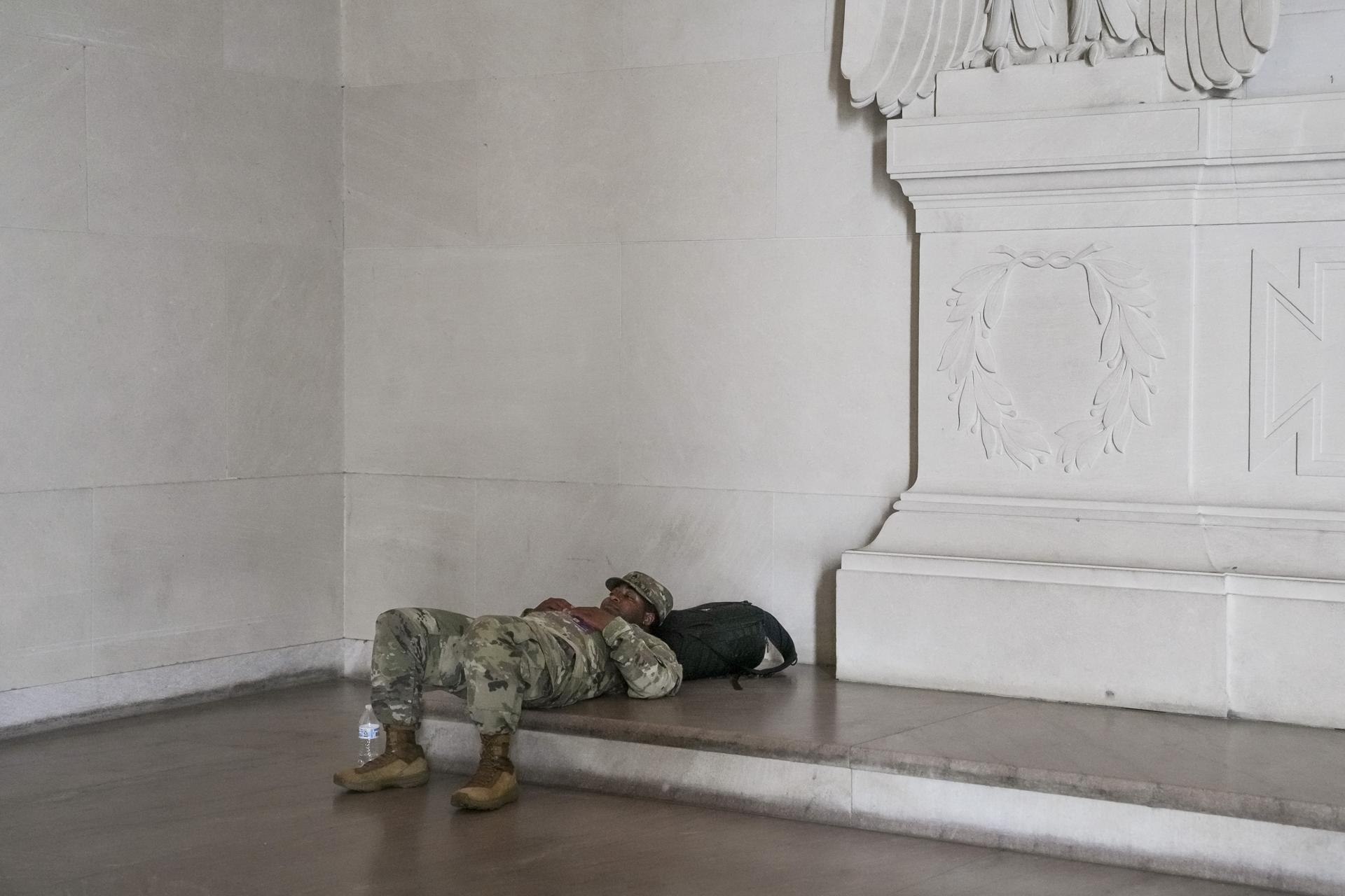WASHINGTON (United States), 14/06/2025.- A soldier rests in the Lincoln Memorial before the start of a military parade commemorating the 250th anniversary of the United States Army in Washington, DC, USA, 14 June 2025. The parade, which happens to coincide with US President Donald Trump’s 79th birthday, is expected to cost up to $45 million and feature 6,600 soldiers, 50 helicopters and 60-ton M1 Abrams battle tanks. (Estados Unidos) EFE/EPA/ALLISON DINNER / POOL