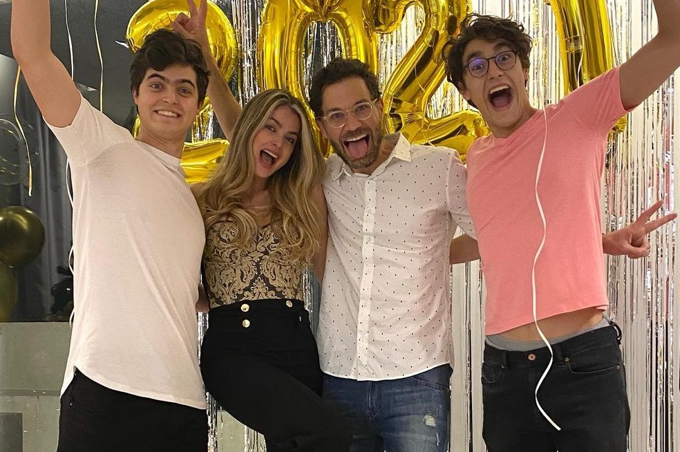 Daniel y Juan José, hijos de los presentadores Cristina Hurtado y Josse Narváez, recibieron la noticia de la llegada del nuevo integrante de la familia